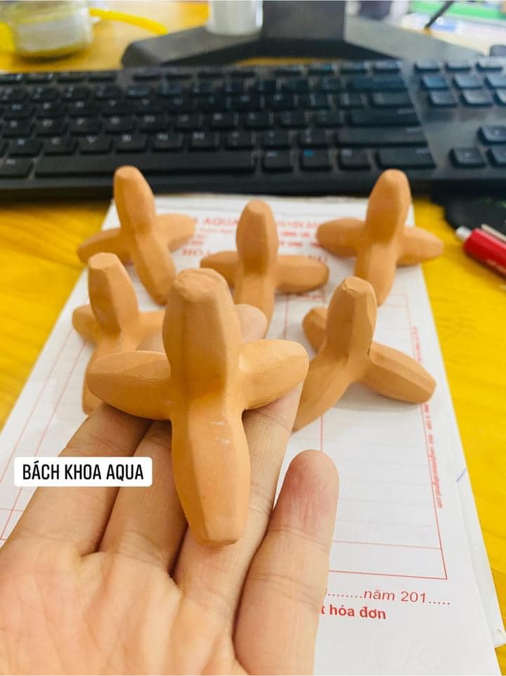 Khối gốm đa giác gắn cây