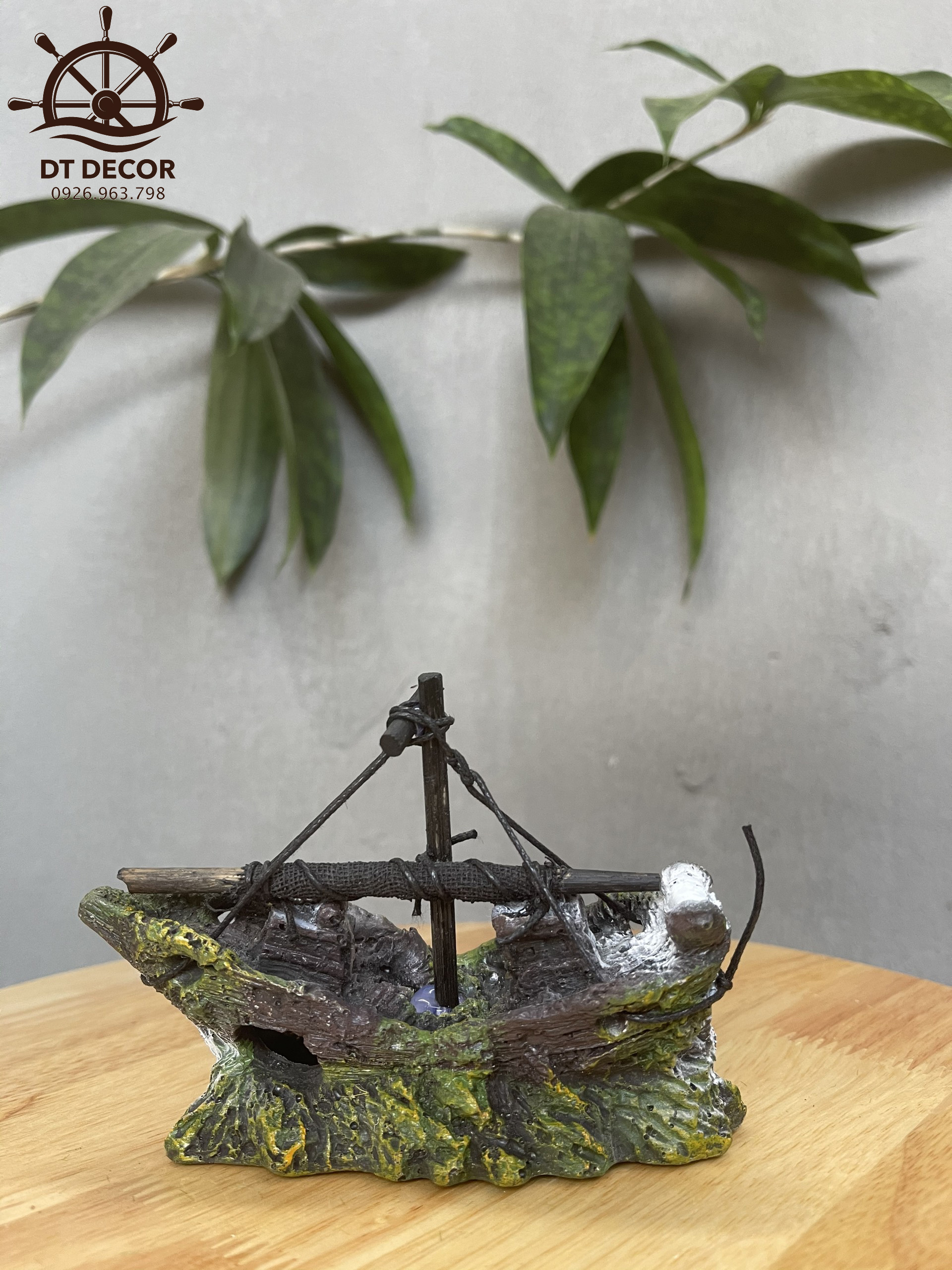 Thuyền gỗ nhỏ