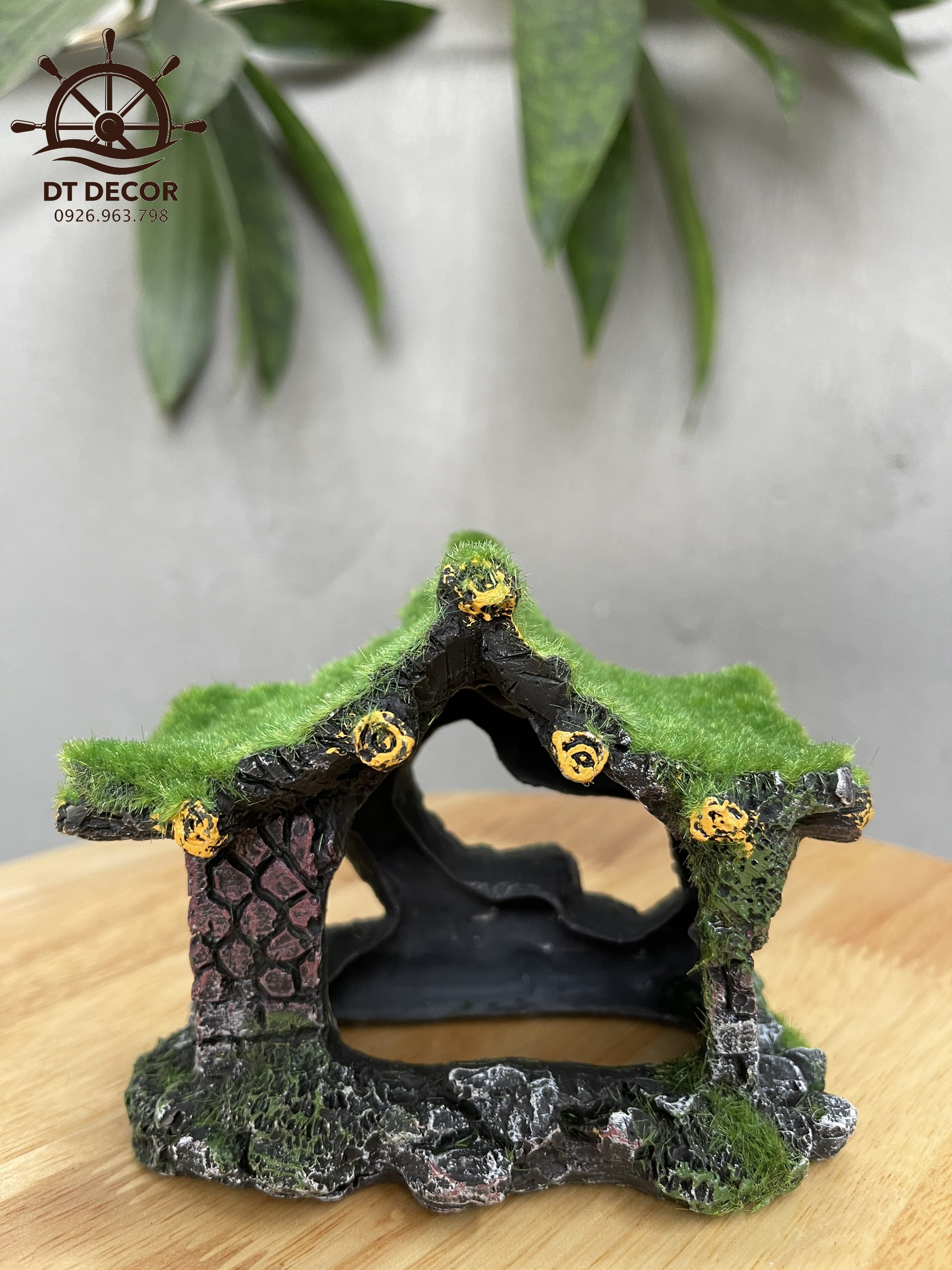 Ngôi nhà phủ rêu xanh